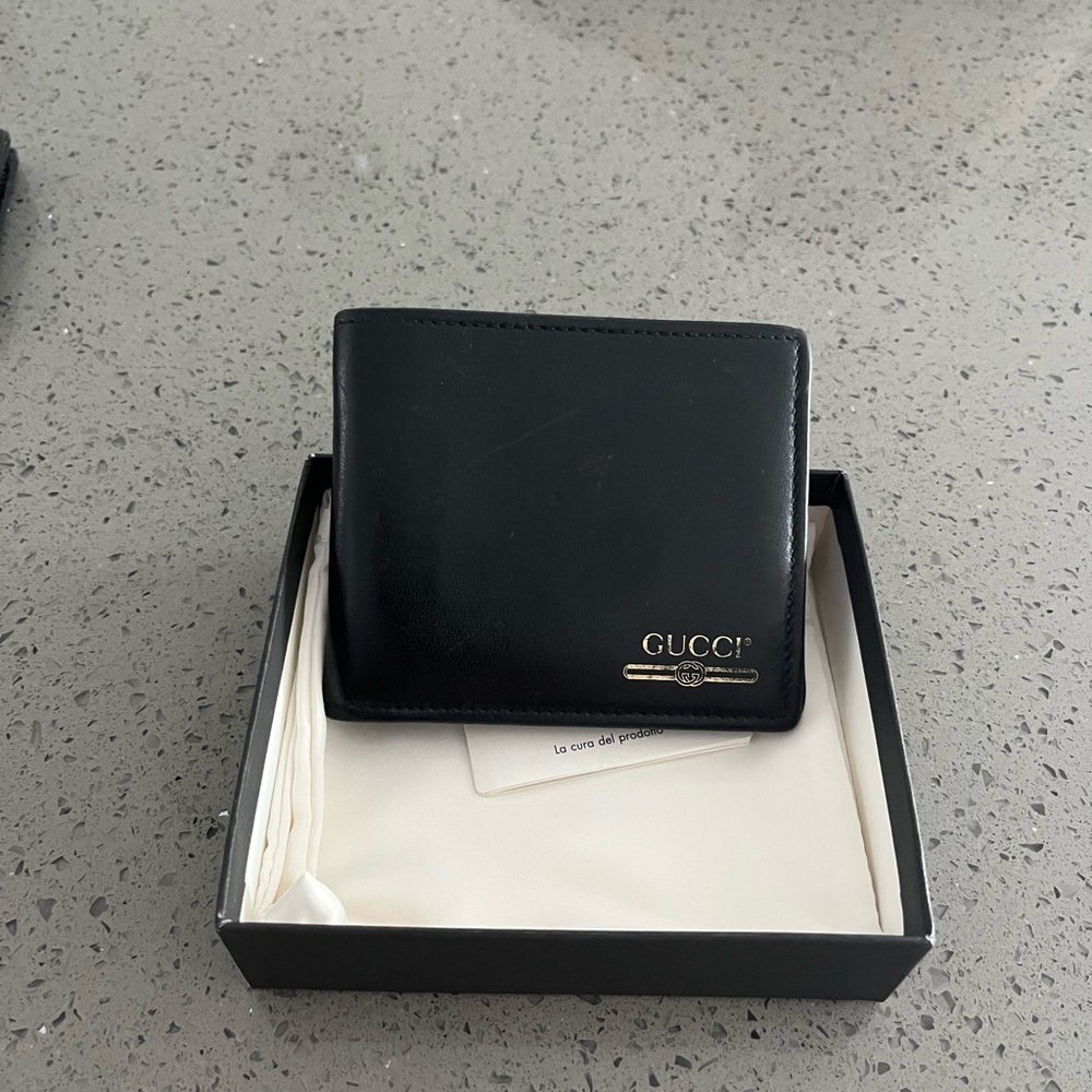 Leather authentic gucci wallet